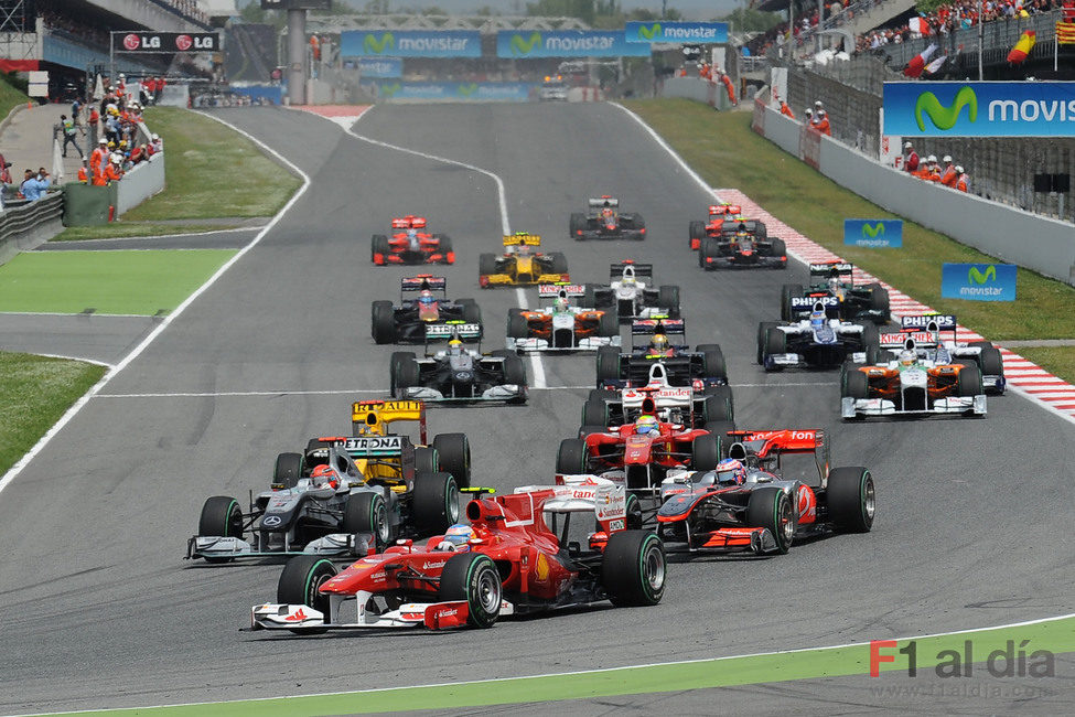 Fernando Alonso llega a la primera curva de Montmeló