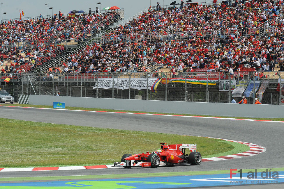 Massa rueda ante la mirada de la afición española