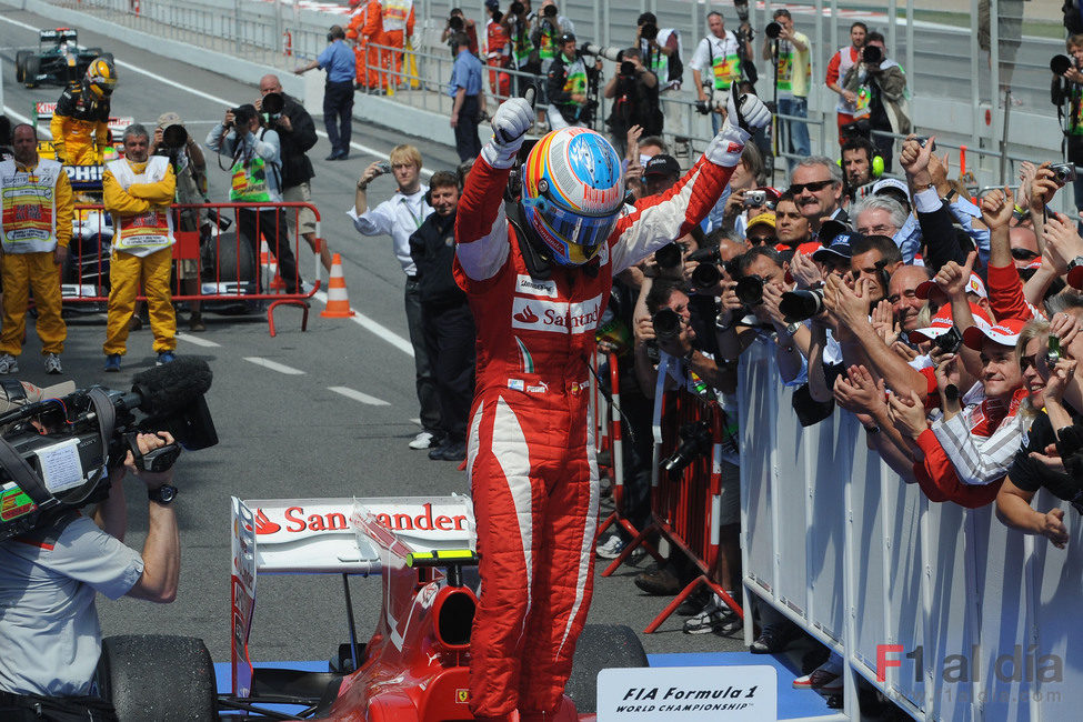 Alonso celebra su segundo puesto en el GP de España 2010