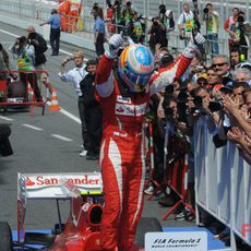 Alonso celebra su segundo puesto en el GP de España 2010