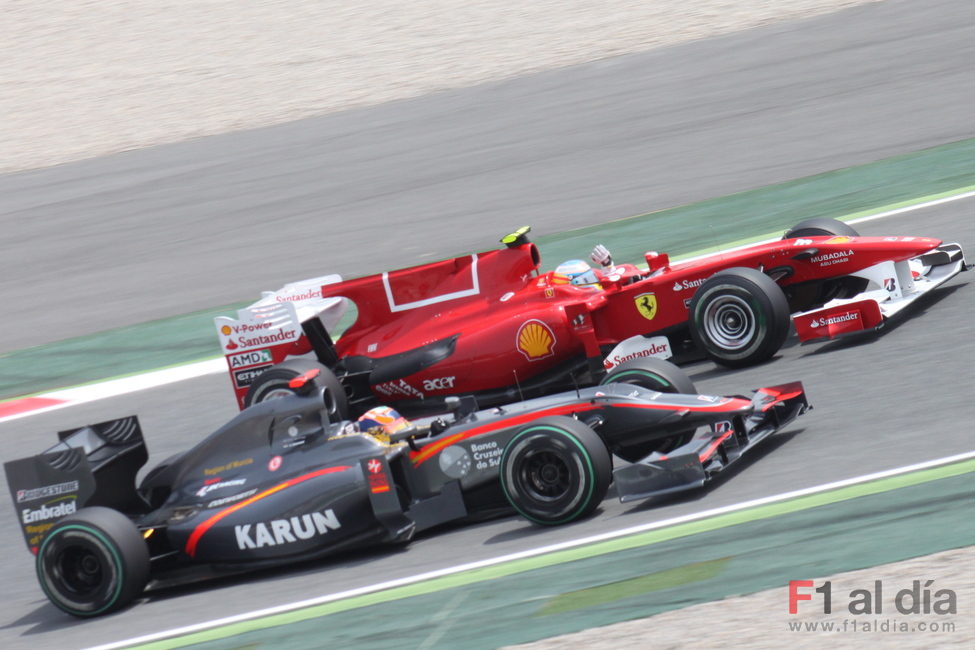 Alonso y Chandhok saludan al público