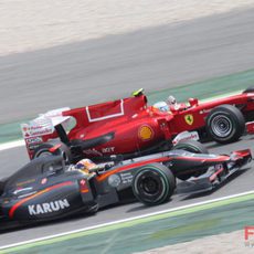 Alonso y Chandhok saludan al público