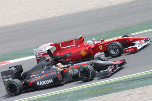 Alonso y Chandhok saludan al público