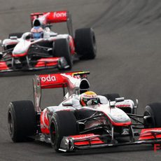 Los dos McLaren en la carrera