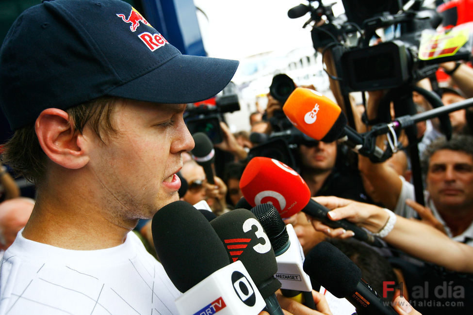 Vettel atiende a los periodistas