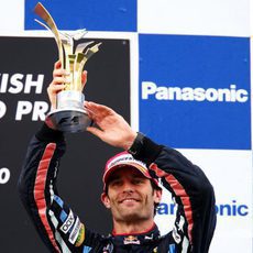 Webber levanta su trofeo