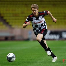 Sebastian Vettel juega al fútbol