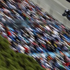 Gradas repletas observan a Hülkenberg