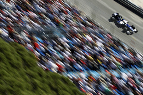 Gradas repletas observan a Hülkenberg