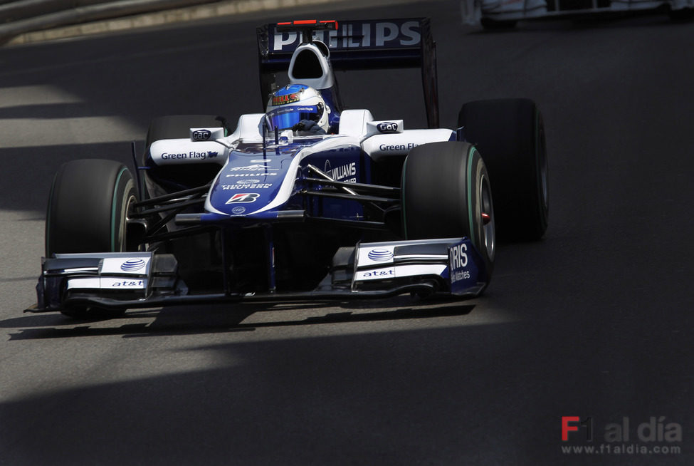 Barrichello rueda sobre el asfalto de Mónaco