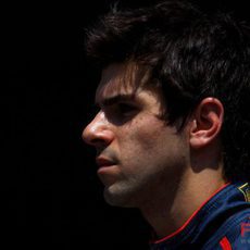 Alguersuari camina por el 'pit-lane' antes de la calificación