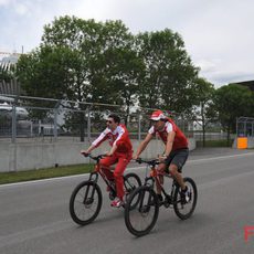 Fernando Alonso y Andrea Stella en bici por el Gilles Villeneuve