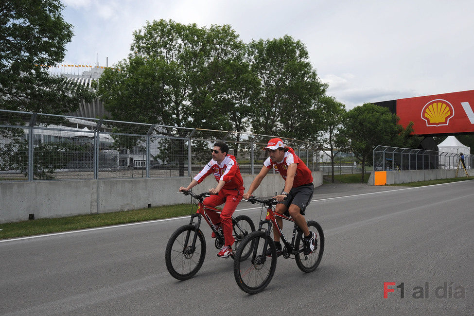 Fernando Alonso y Andrea Stella en bici por el Gilles Villeneuve