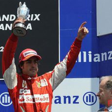 Fernando Alonso ofrece su trofeo al público