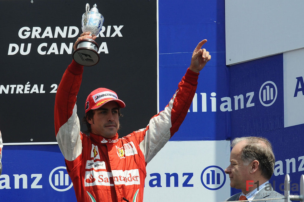Fernando Alonso ofrece su trofeo al público