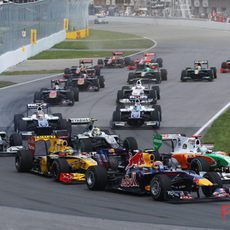 Llegada a la primera curva del Gran Premio