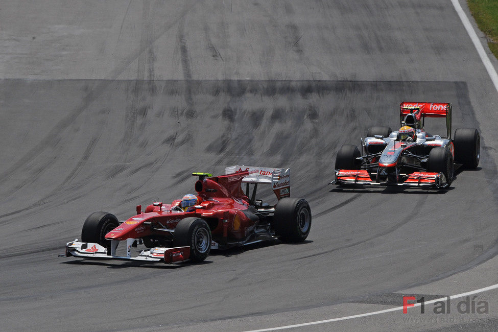 Alonso y Hamilton luchan por el primer puesto