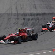 Alonso y Hamilton luchan por el primer puesto