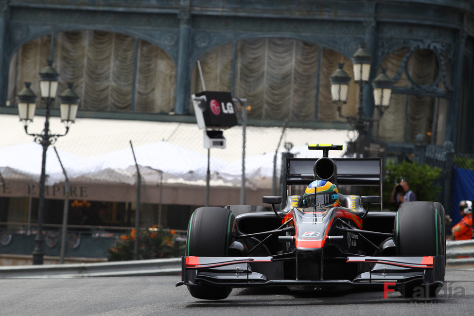 Bruno Senna rueda con un F1 en Mónaco