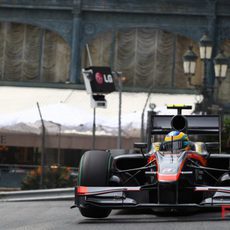 Bruno Senna rueda con un F1 en Mónaco