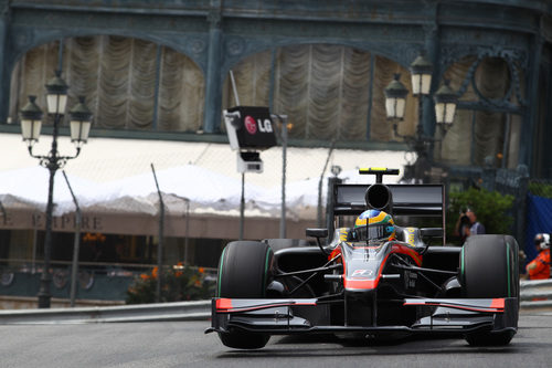 Bruno Senna rueda con un F1 en Mónaco