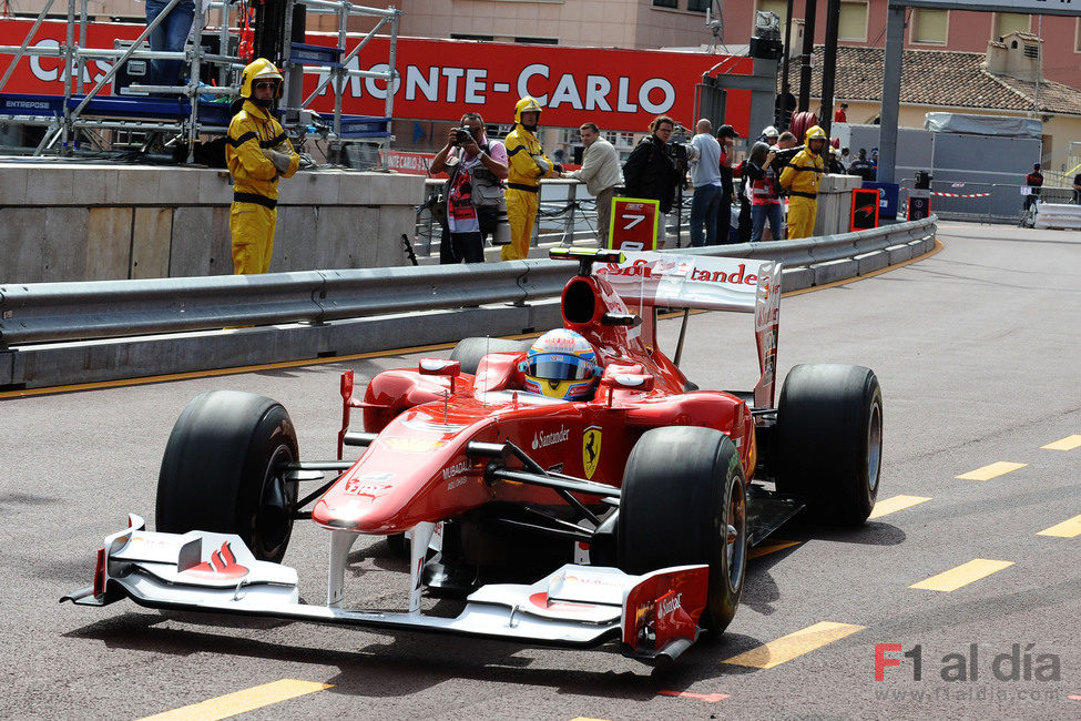 Alonso antes de estrellar el F10 contra las barreras en los libres 3