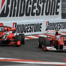 Alonso adelanta a Timo Glock