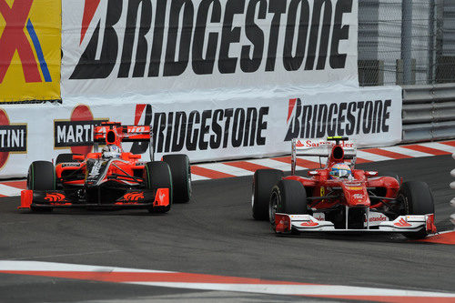 Alonso adelanta a Timo Glock