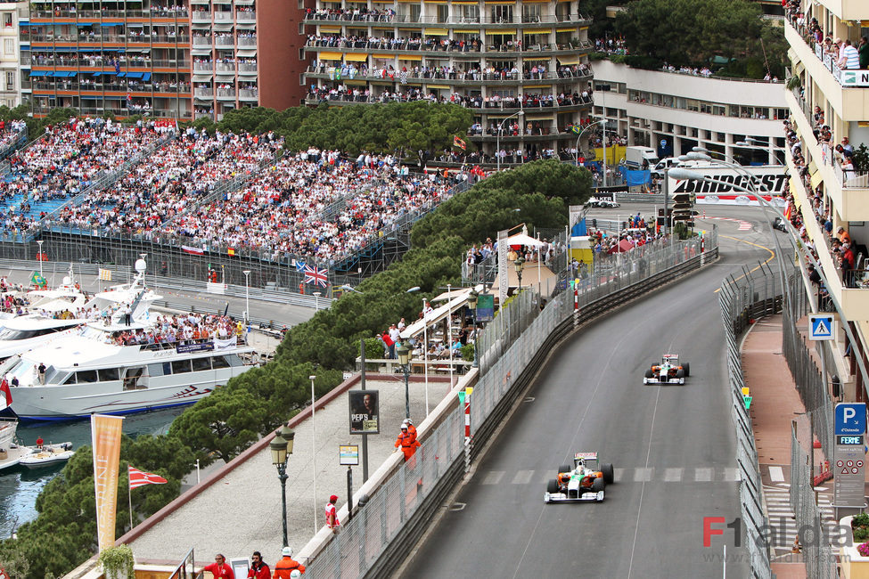 Liuzzi rueda por delante de Sutil