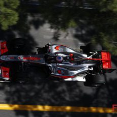 Jenson rompió motor en la primera vuelta