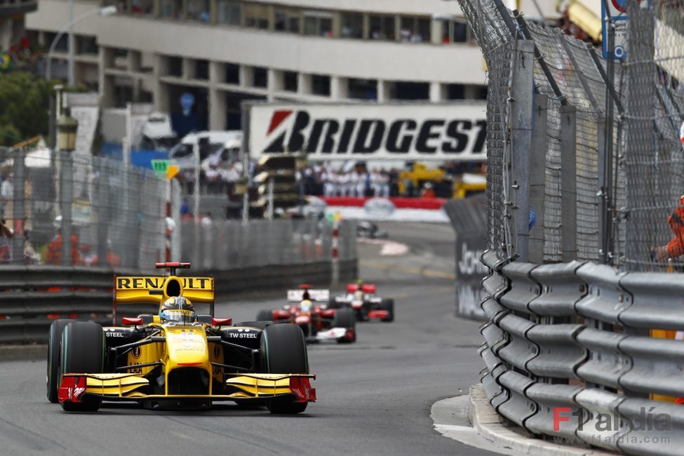 Robert Kubica rueda delante de Massa y Hamilton