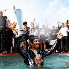 Webber se baña con su copa