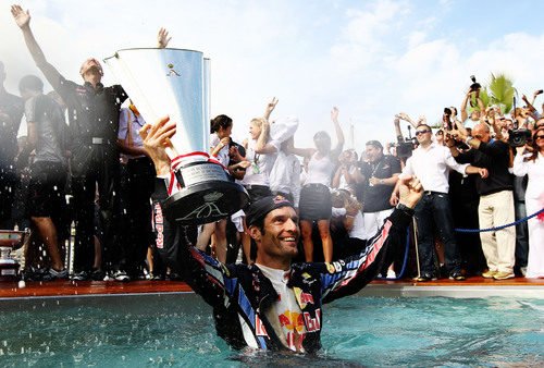 Webber se baña con su copa