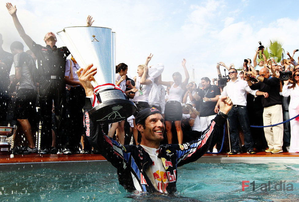 Webber se baña con su copa