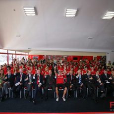 Los becados se hacen la foto con Alonso