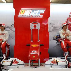 Los dos lados del box de Ferrari