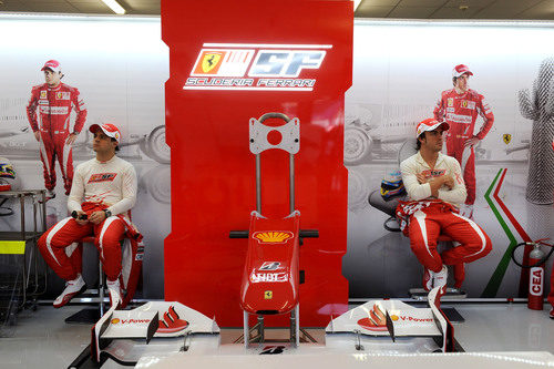 Los dos lados del box de Ferrari