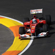 Fernando Alonso sale a pista en los primeros entrenamientos libres de Valencia