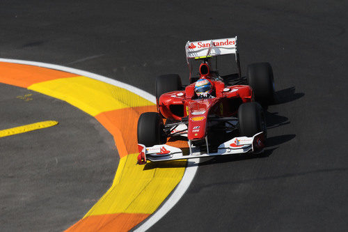 Fernando Alonso sale a pista en los primeros entrenamientos libres de Valencia
