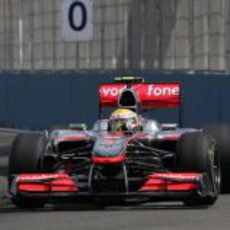 Hamilton intenta batir a los Red Bull...