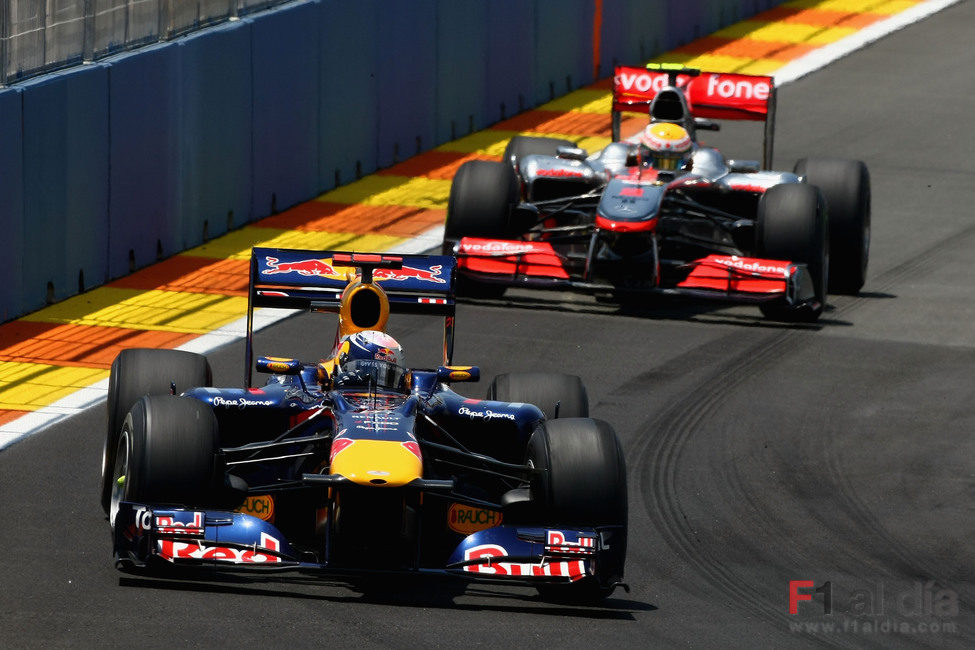 Hamilton persigue a Vettel durante los primeros giros