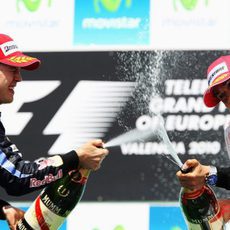 Vettel y Hamilton se riegan con el champán