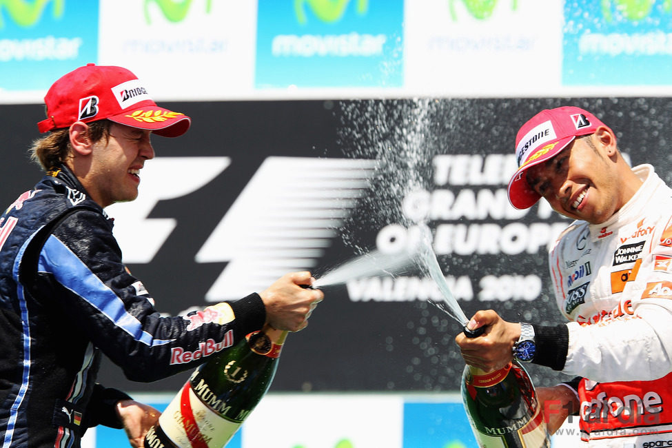 Vettel y Hamilton se riegan con el champán