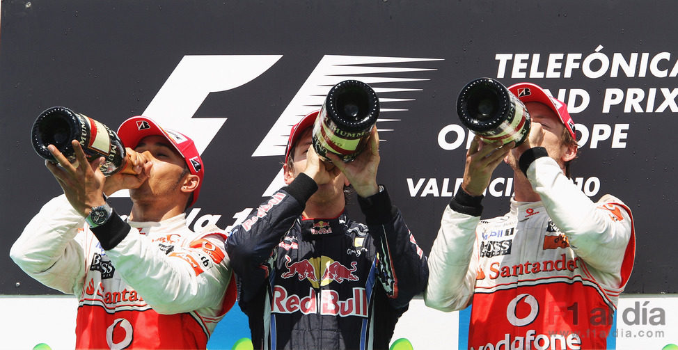Los tres del podio beben champán al unísono