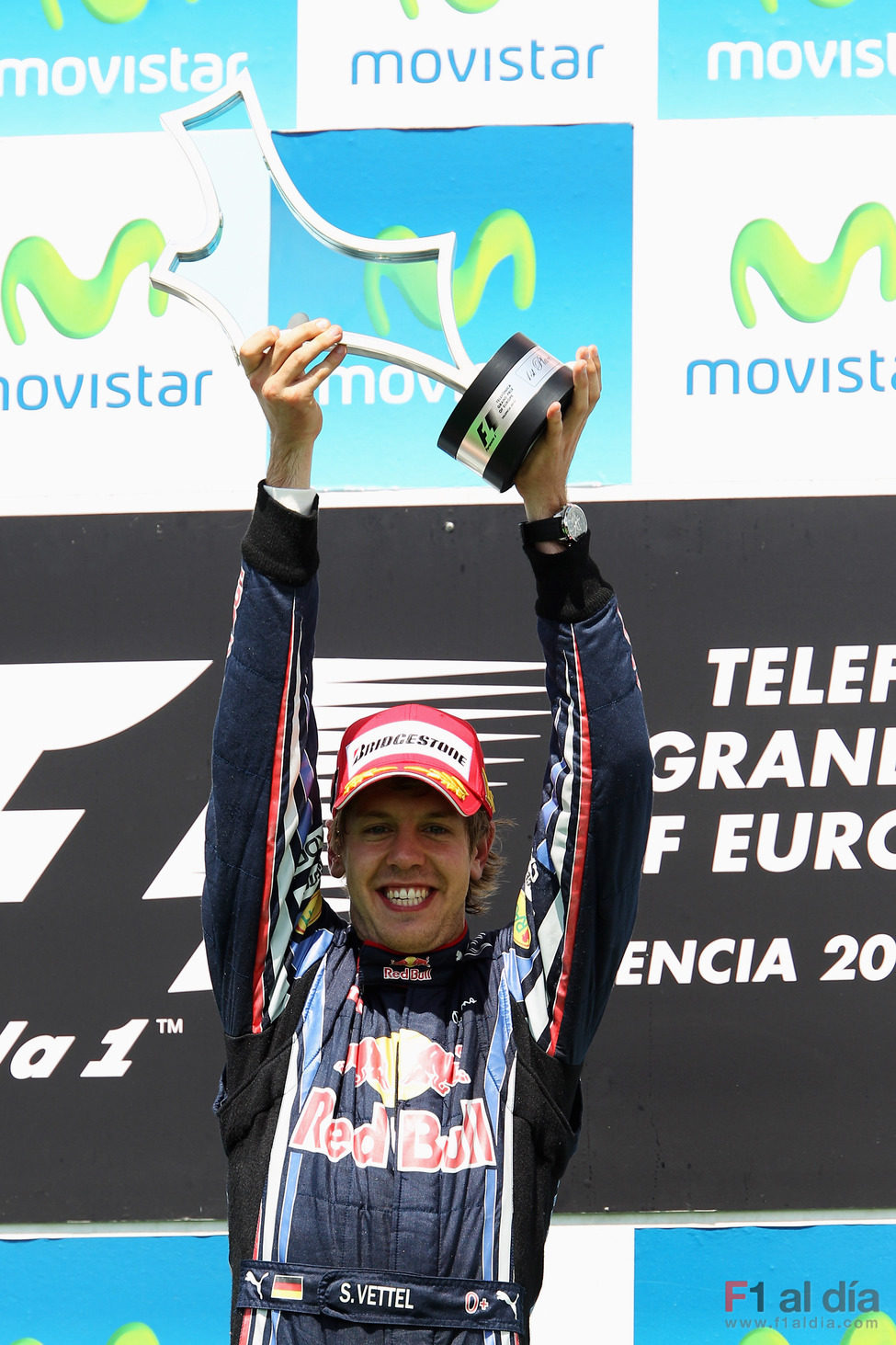 Vettel levanta su trofeo de ganador del GP de Europa