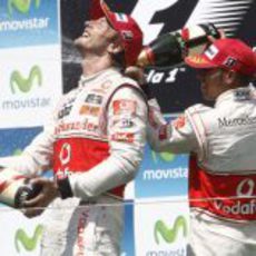 Lewis ducha a Jenson con champán