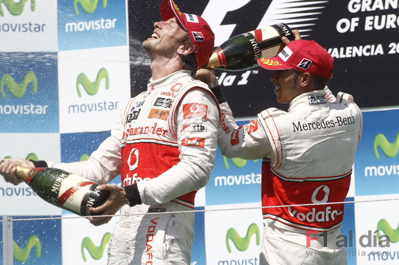 Lewis ducha a Jenson con champán
