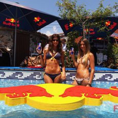 En bikini en la piscina de Red Bull