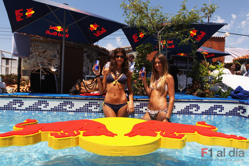 En bikini en la piscina de Red Bull