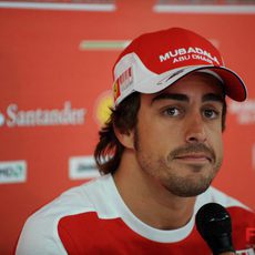 Fernando Alonso habla con la prensa antes de subirse al monoplaza